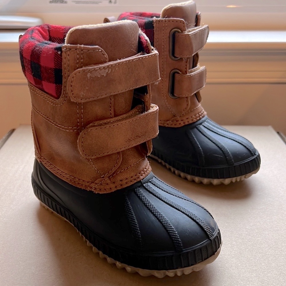Toddler girl winter duck boots size 9/10